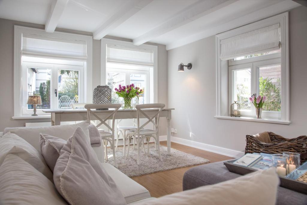 a living room with a couch and a table at Das ELBCOTTAGE in Hamburg