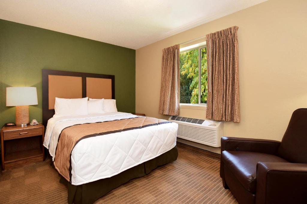 Postel nebo postele na pokoji v ubytování Extended Stay America Suites - Fort Lauderdale - Cypress Creek - NW 6th Way