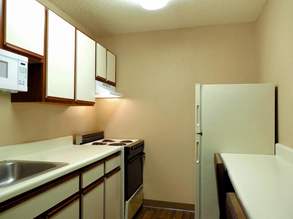 Kuchyň nebo kuchyňský kout v ubytování Extended Stay America Suites - Fort Lauderdale - Cypress Creek - NW 6th Way