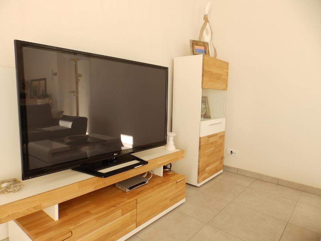 Televiisor ja/või meelelahutuskeskus majutusasutuses Am Hochkreuz