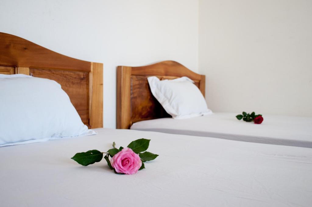 Giường trong phòng chung tại Viet's Hotel