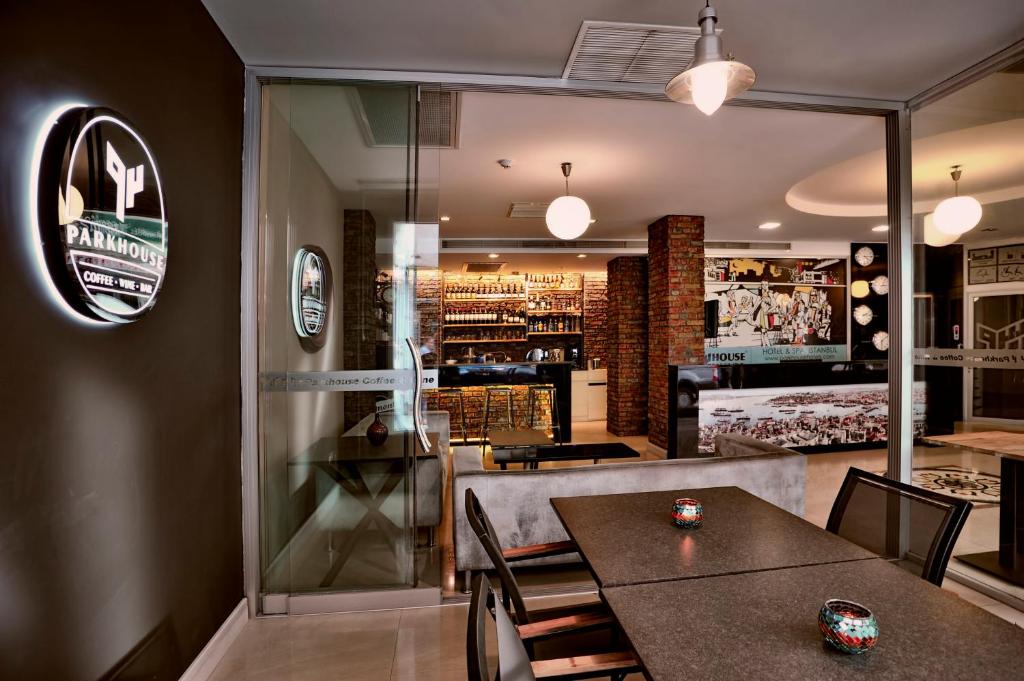 ein Restaurant mit Tischen und Stühlen und ein Geschäft in der Unterkunft Parkhouse Hotel & Spa in Istanbul