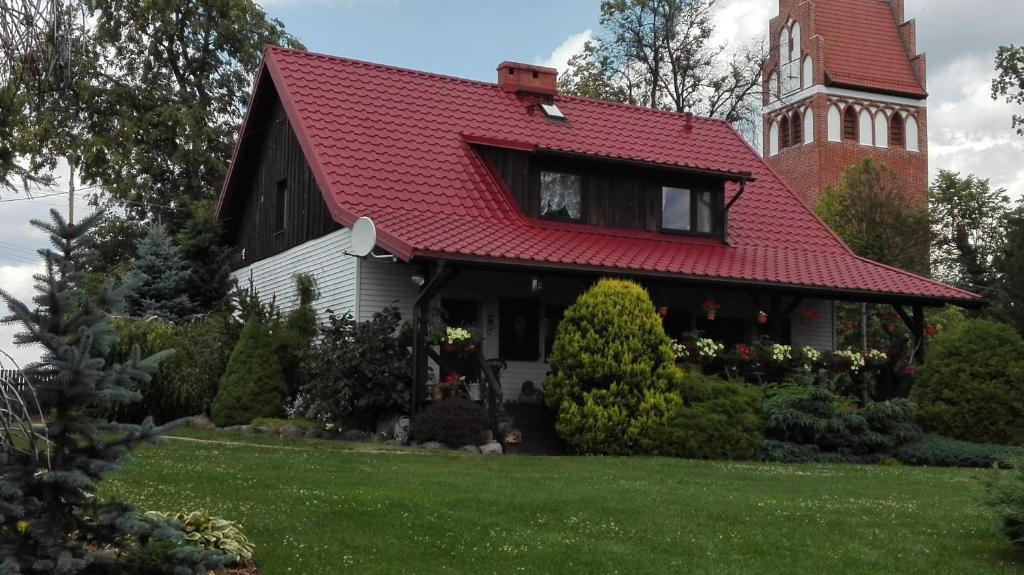 WejsunyにあるDom Gościnny Wejsuny - Mazuryの赤屋根の家