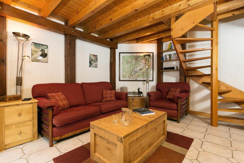 un salon avec un canapé et un escalier dans l'établissement Apartment Vila 1 - Cosy Central Chamonix Loft, à Chamonix-Mont-Blanc