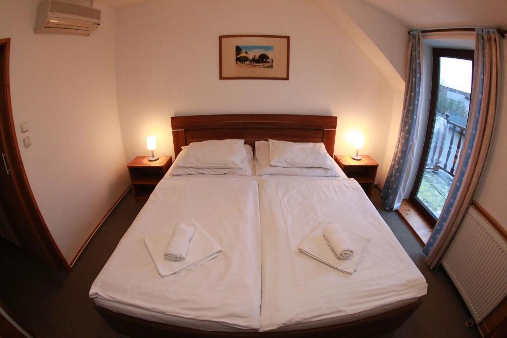 Postel nebo postele na pokoji v ubytování Hotel St.Florian Sturovo