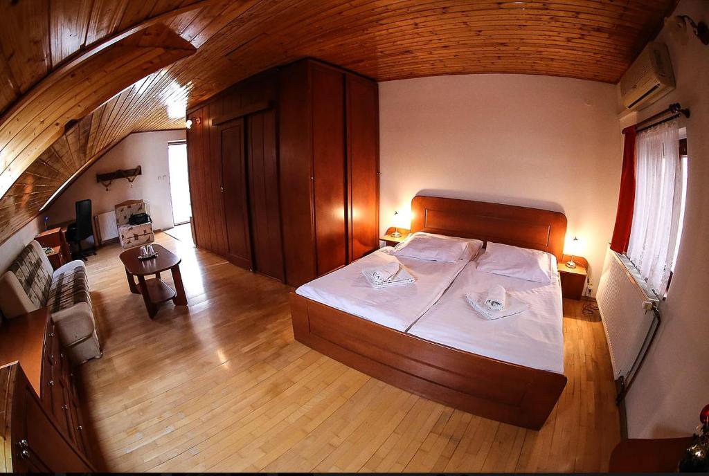 Postel nebo postele na pokoji v ubytování Hotel St.Florian Sturovo