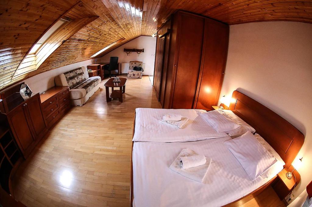 Postel nebo postele na pokoji v ubytování Hotel St.Florian Sturovo