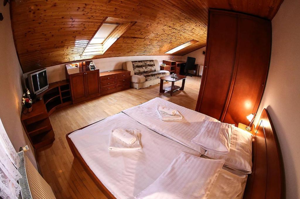 Postel nebo postele na pokoji v ubytování Hotel St.Florian Sturovo