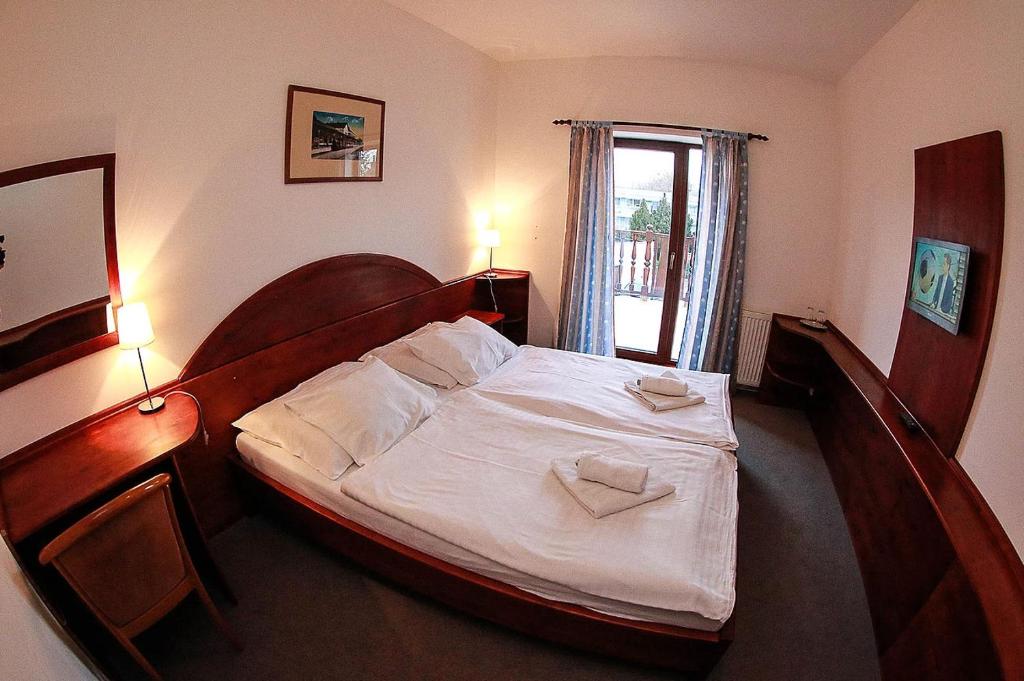 Postel nebo postele na pokoji v ubytování Hotel St.Florian Sturovo
