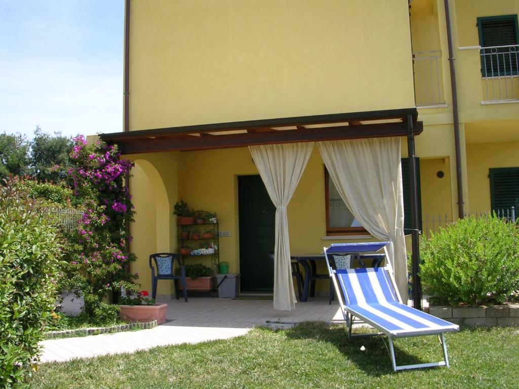 シローロにあるCasa di Loryの家の前の青白い椅子