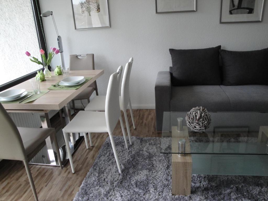 ein Wohnzimmer mit einem Tisch und einem Sofa in der Unterkunft Ferienwohnung Harzmond in Braunlage