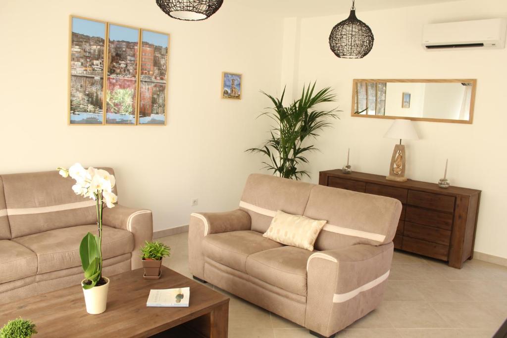 Posezení v ubytování Villas CALA CORSA - 3 et 4 Chambres - CALA ROSSA Porto-Vecchio - Villas entièrement Climatisées avec Piscine Chauffée partagée et Piscines Privées - Internet gratuit