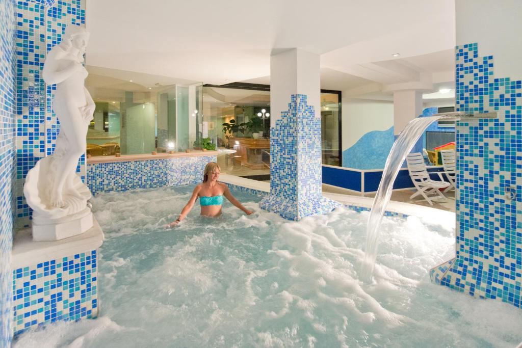 Bazén v ubytování Hotel Embassy nebo v jeho okolí