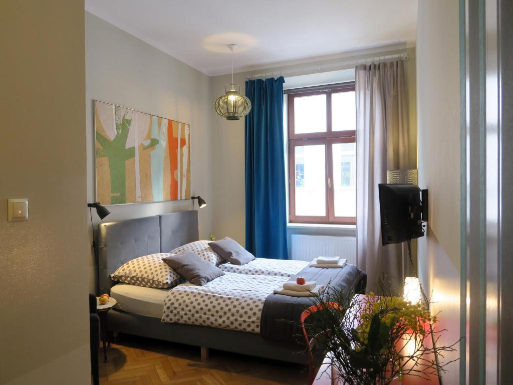 1 dormitorio con cama y ventana en Pokoje Gościnne Poselska 20, en Cracovia