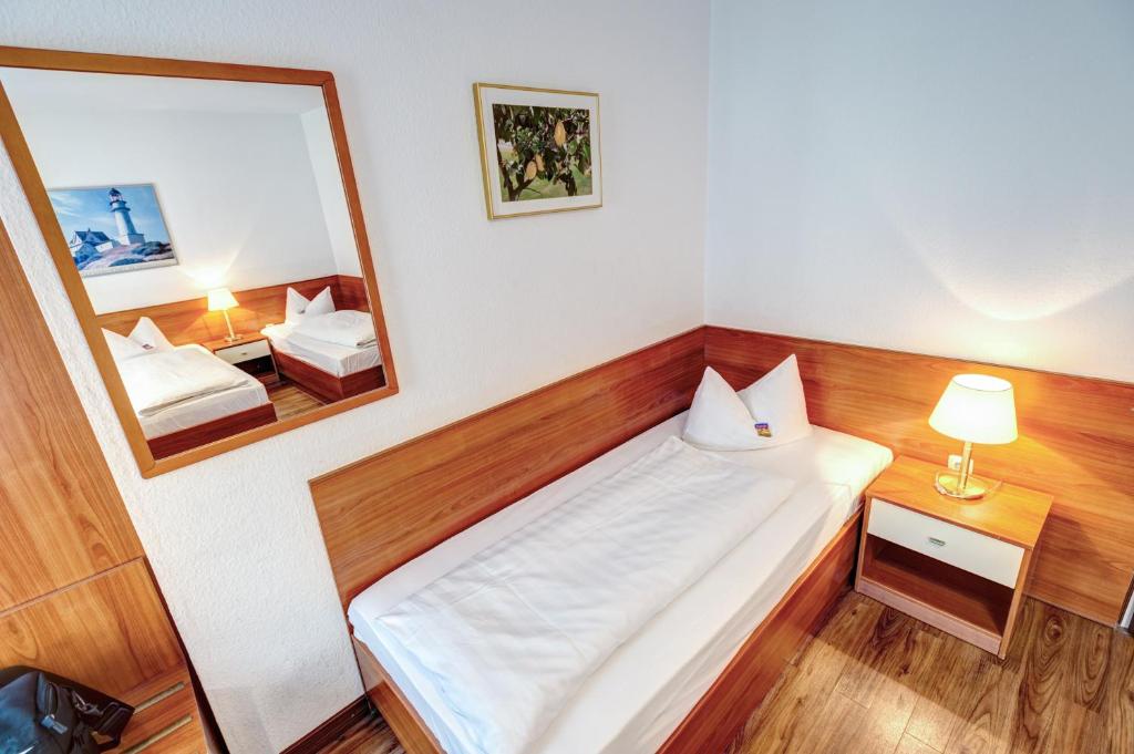 Postel nebo postele na pokoji v ubytování Hotel Antares München
