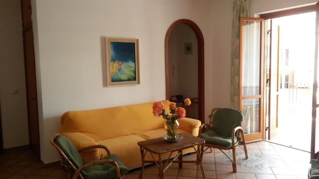 ジャルディーニ・ナクソスにあるCasa La Pergolaのリビングルーム(ソファ、椅子、テーブル付)