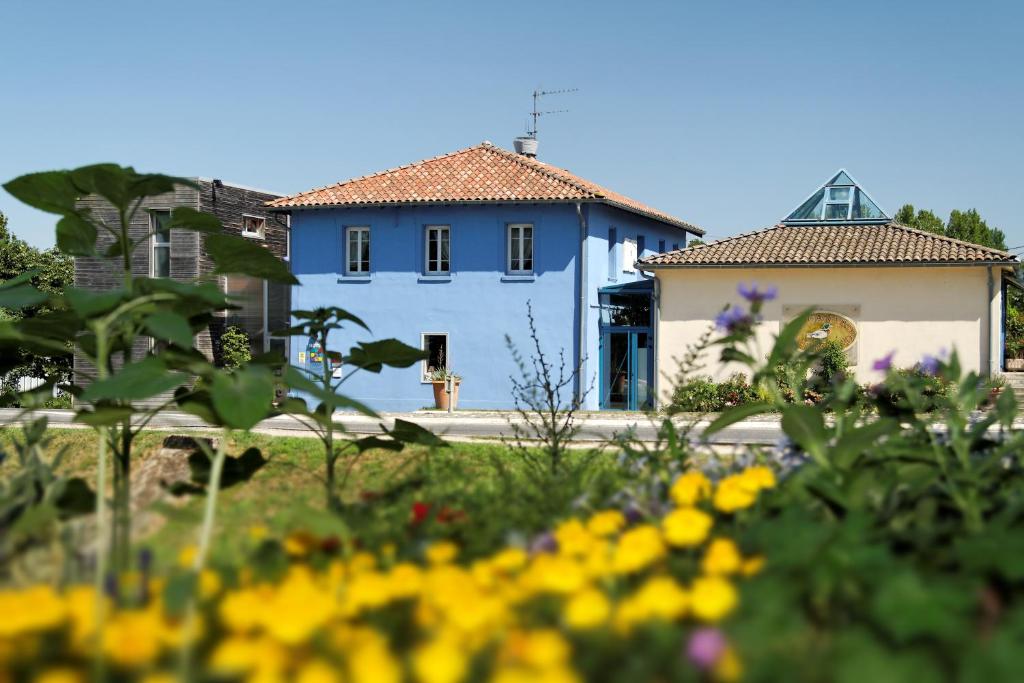 SamatanにあるLogis Au Canard Gourmandの黄花庭園の青い家