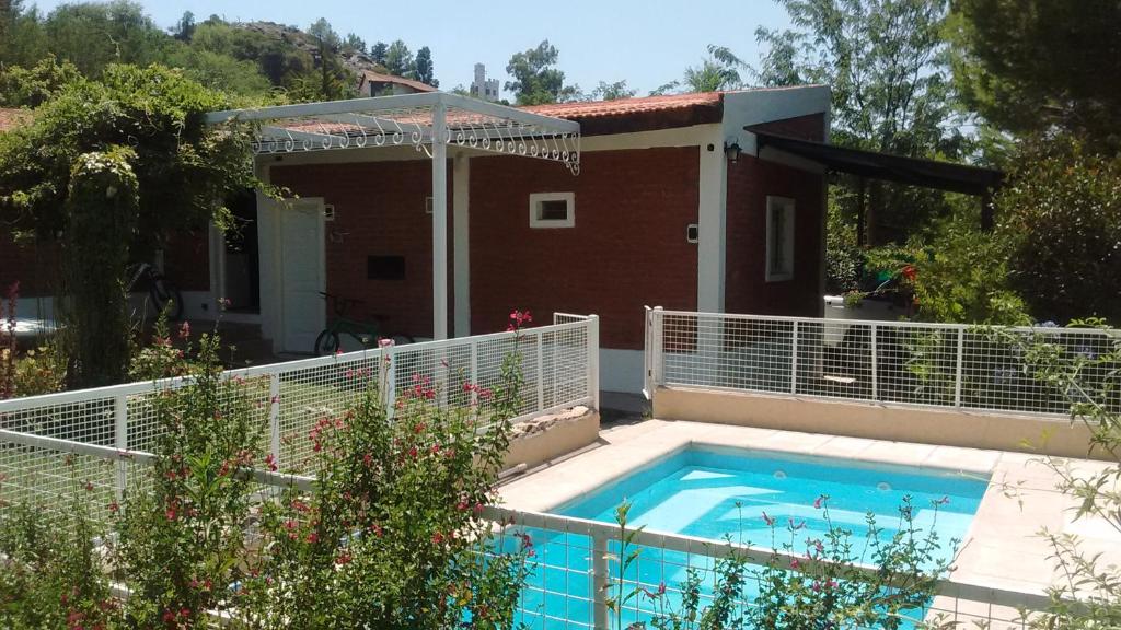 una piscina con una valla alrededor de una casa en Cabañas Molinos de Vientos en Potrero de los Funes