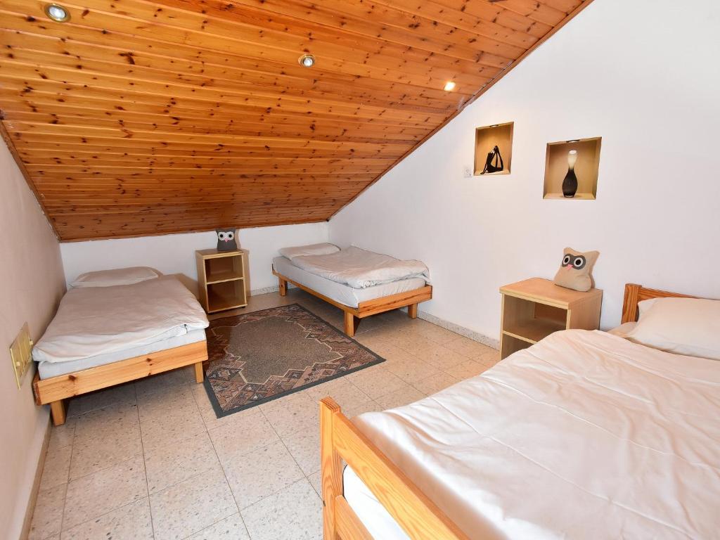 Postel nebo postele na pokoji v ubytování Nofesh Ne'eman