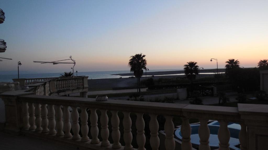 Elle comprend un balcon offrant une vue sur la plage et l'océan. dans l'établissement Hotel Marechiaro, à Gizzeria