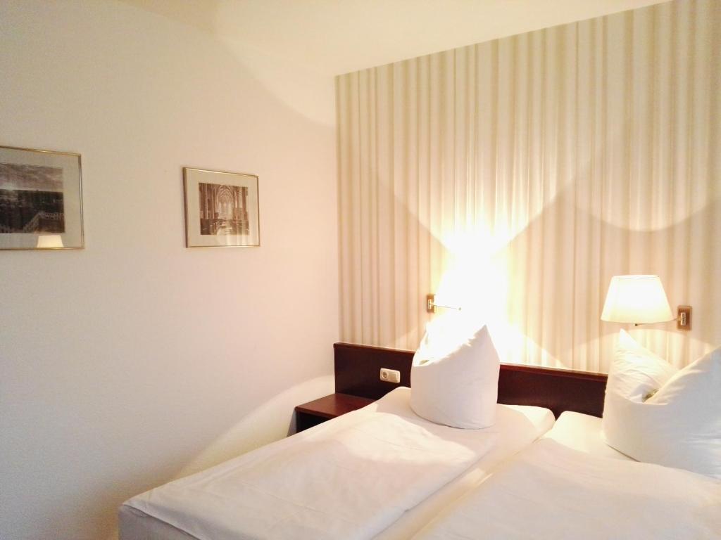 Postel nebo postele na pokoji v ubytování Hotel Anhalt