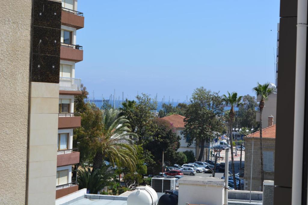 vista sulla città da un edificio di Panagiotis Apartment a Larnaka