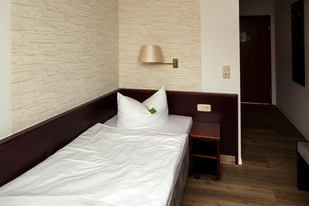 Postel nebo postele na pokoji v ubytování Hotel Anhalt