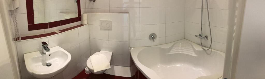 Ein Badezimmer in der Unterkunft Hotel Berlin