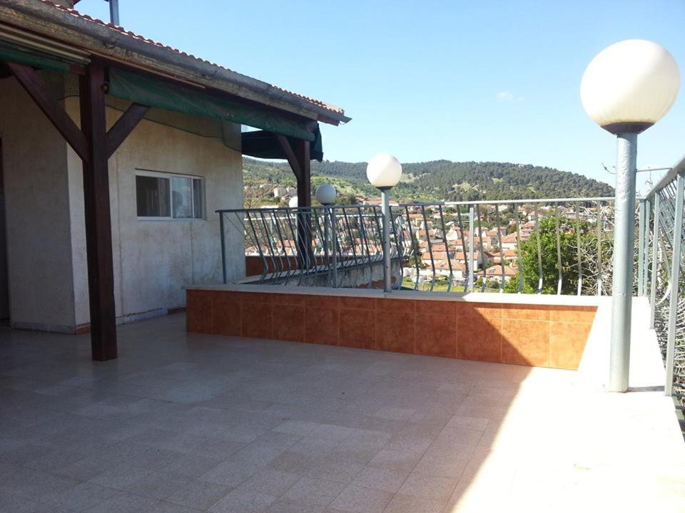 einen Balkon eines Gebäudes mit Stadtblick in der Unterkunft Aviv in Rosh Pina in Rosch Pina