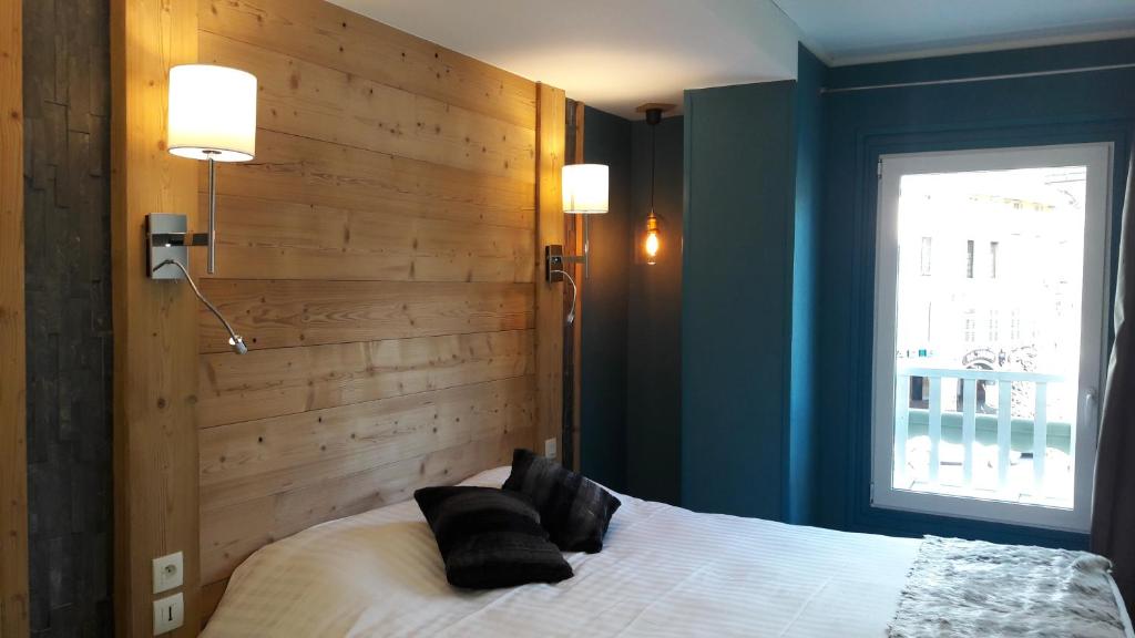 Postel nebo postele na pokoji v ubytování Hôtel Du Midi