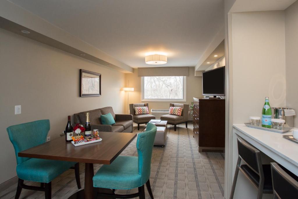 The Kenilworth Hotel - Newark Airport Westにあるシーティングエリア