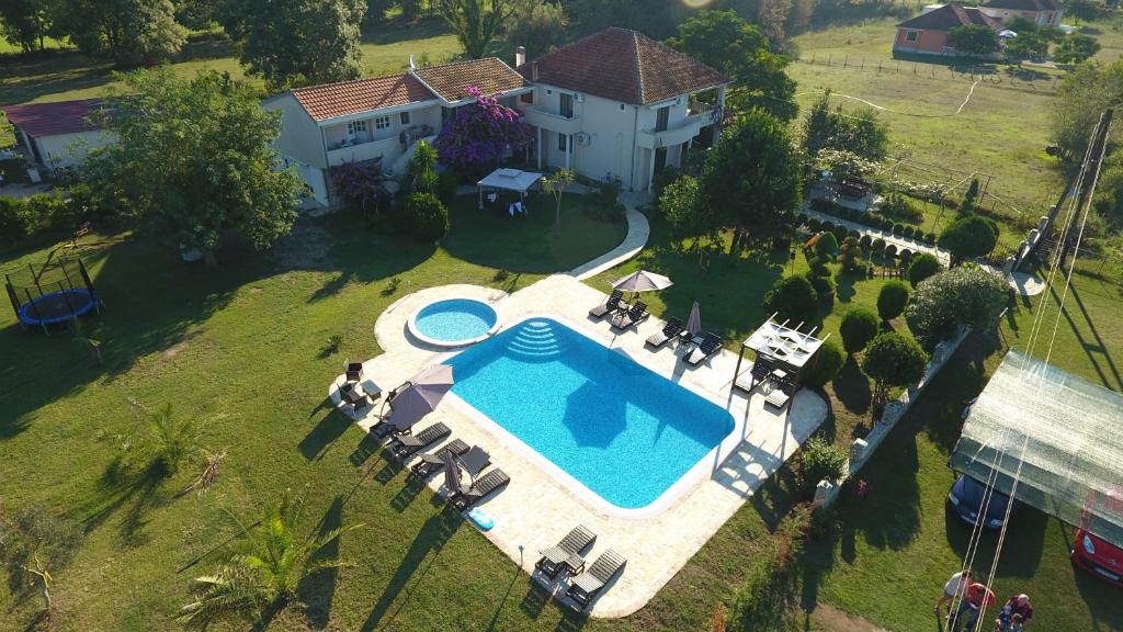 Bazén v ubytování Apartments Ada Bojana nebo v jeho okolí