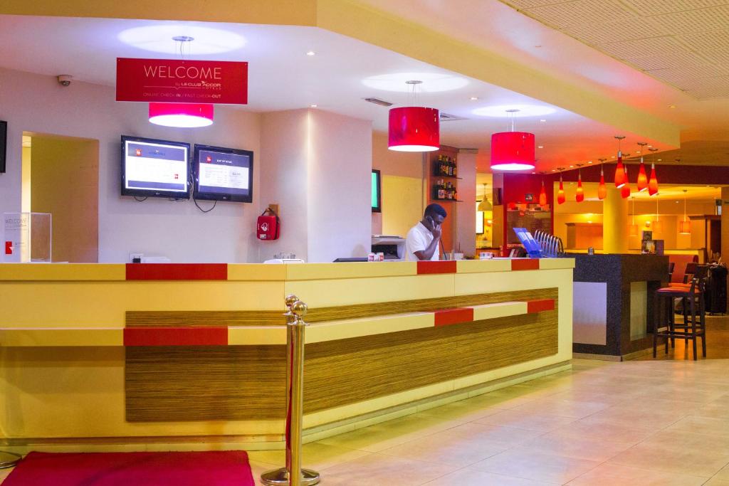 TV a/nebo společenská místnost v ubytování Ibis Lagos Airport