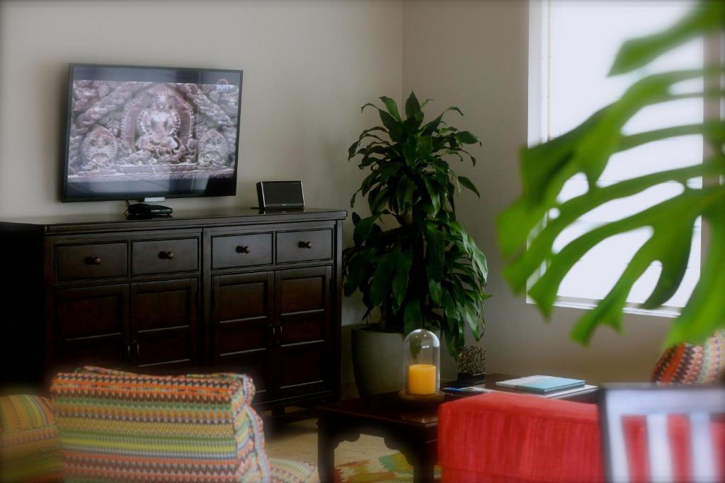 TV a/nebo společenská místnost v ubytování Paseo Suites El Valle, Luxury Apartments