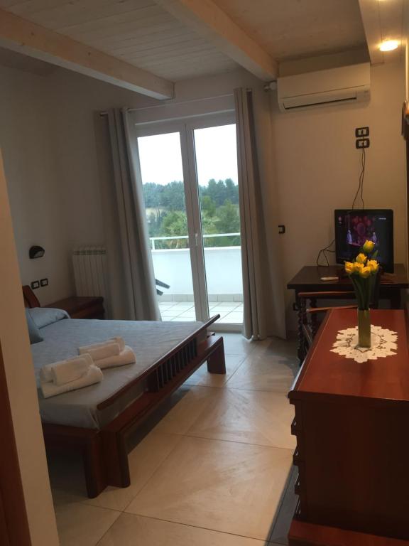 una camera con letto, TV e finestra di Le Limonaie a Mare a San Benedetto del Tronto