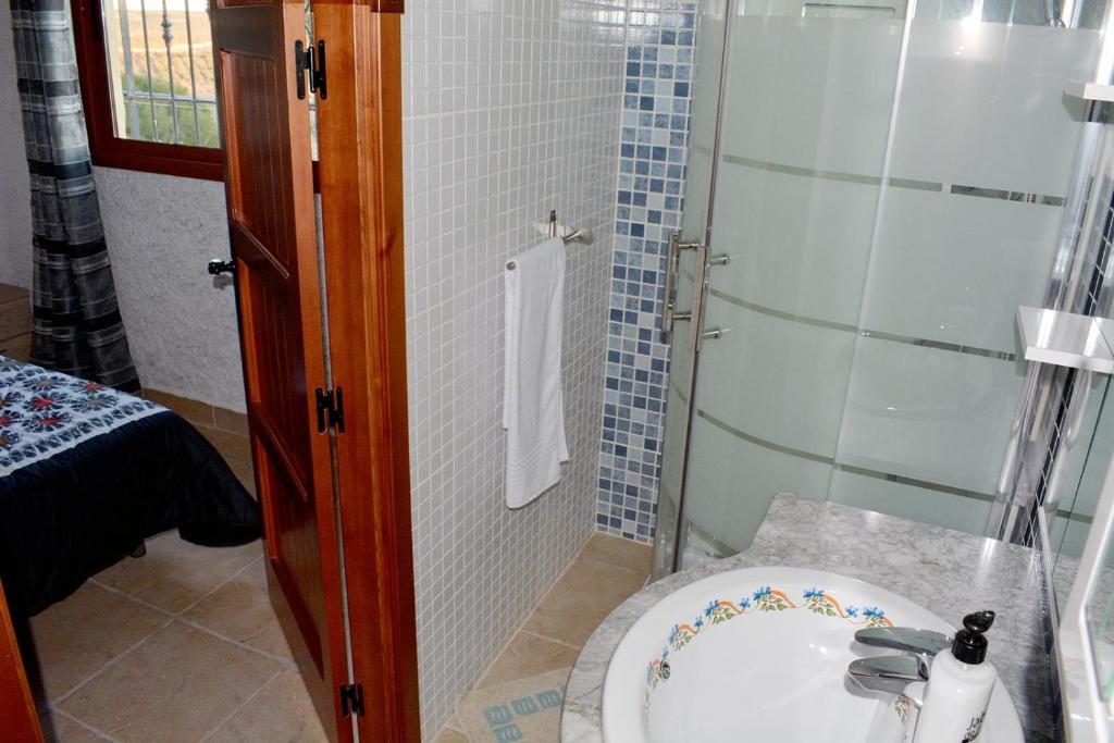 Koupelna v ubytování Casas Cuevas El Mirador con piscina y barbacoa