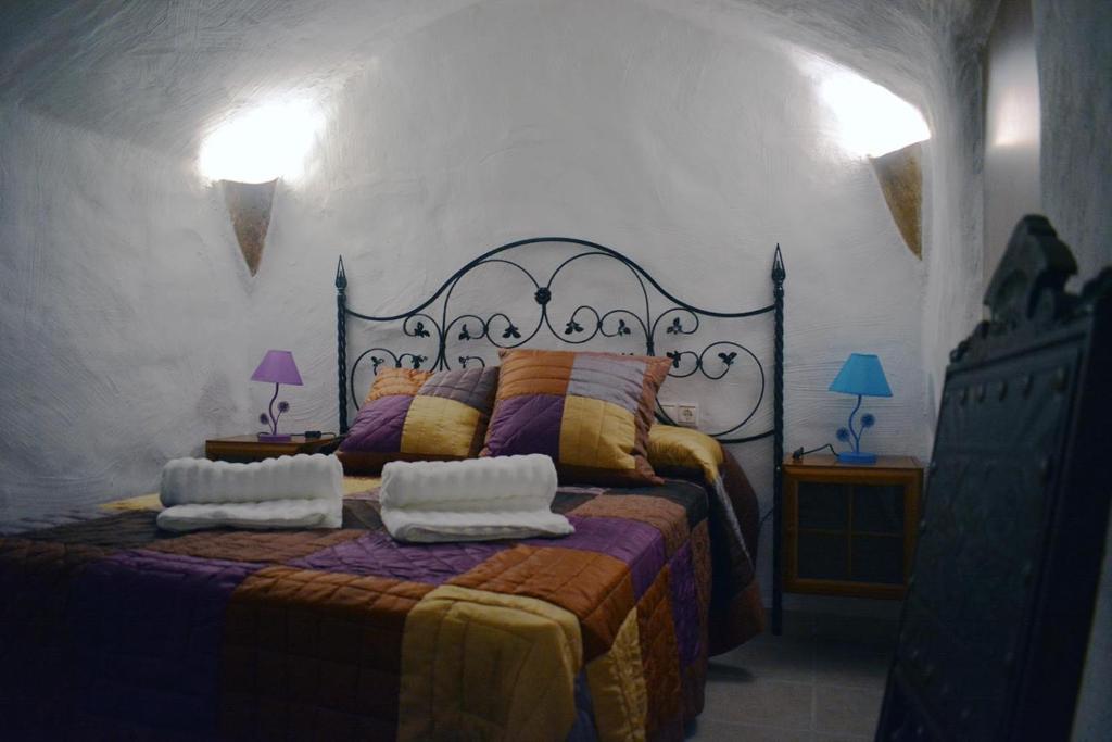 Postel nebo postele na pokoji v ubytování Casas Cuevas El Mirador con piscina y barbacoa