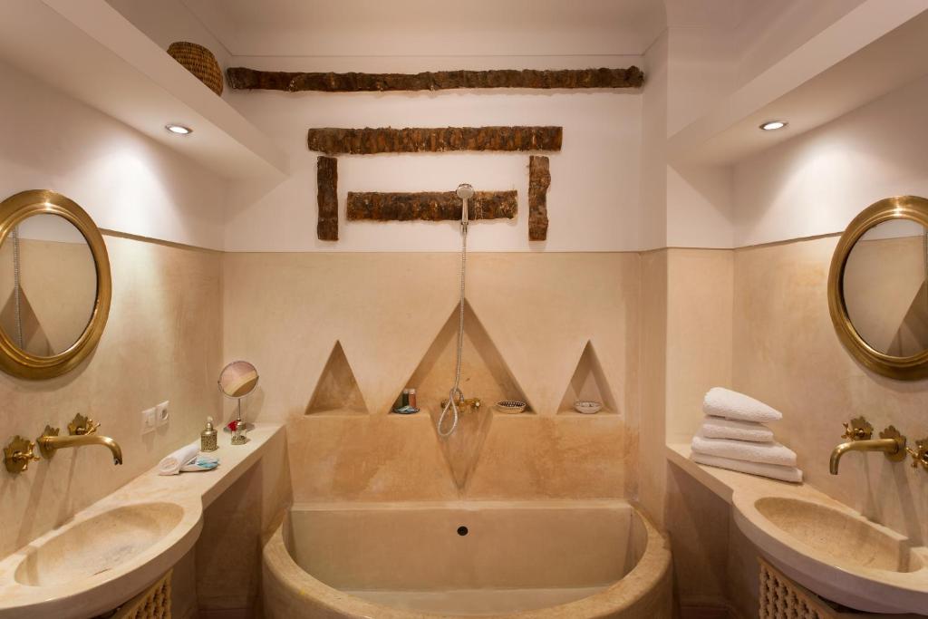 Un baño de Riad Jnan El Cadi
