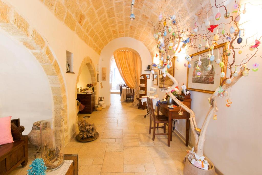 a living room with an archway and a dining room at Le Case di Sottovento in Mola di Bari