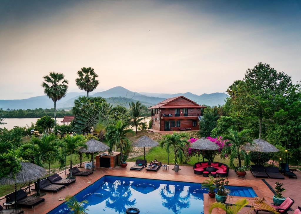 una vista aérea de un complejo con piscina en Villa Vedici, en Kampot