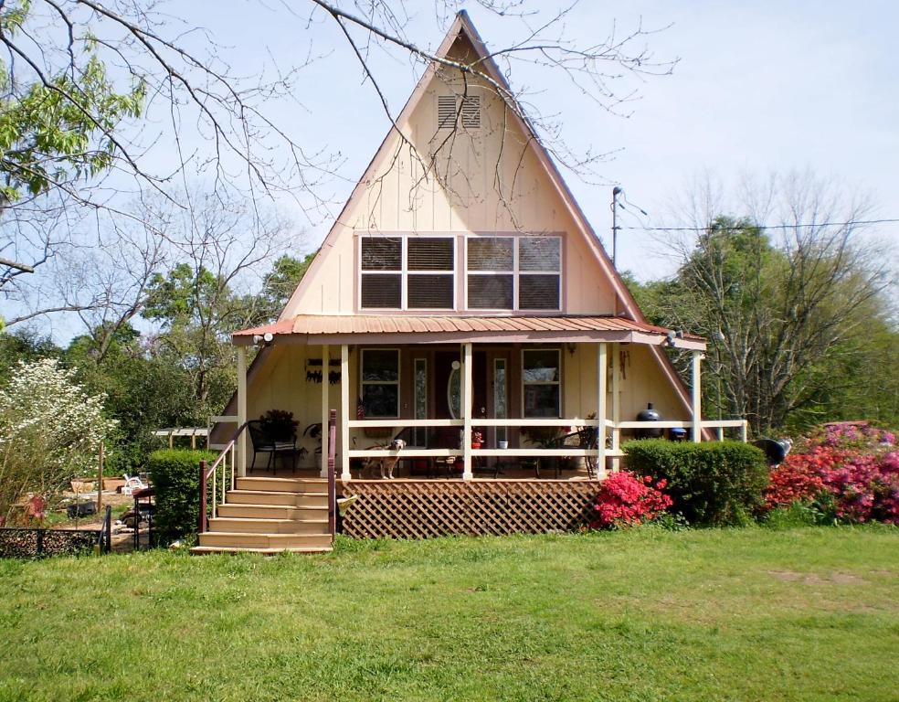 Marshallville的住宿－Grandeur Farm Retreat，一个带门廊的 ⁇ 屋顶的房子