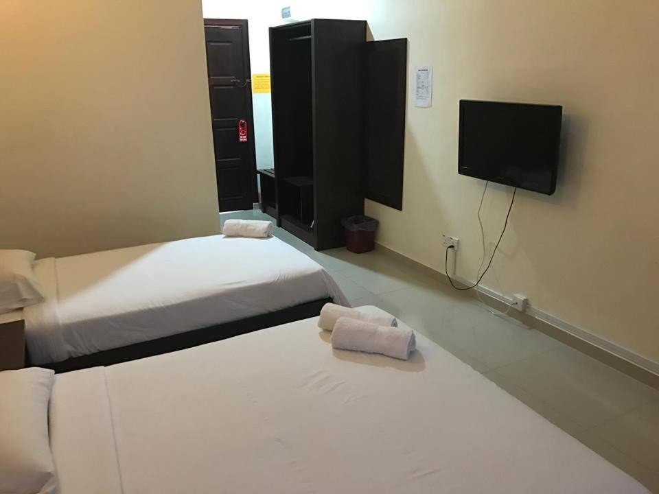 Postel nebo postele na pokoji v ubytování Teluk Lipat Seaview Inn