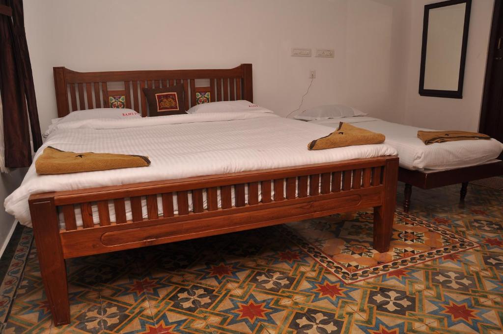 Postel nebo postele na pokoji v ubytování Rams Inn