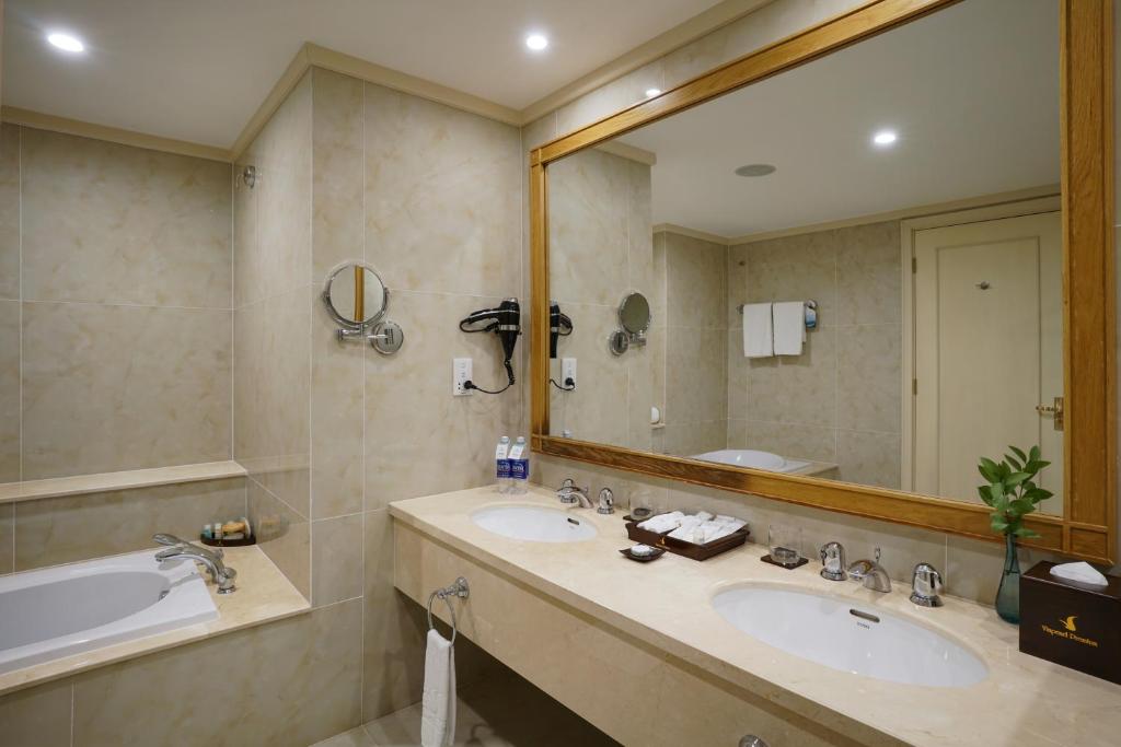 Phòng Deluxe Có Giường Cỡ King Nhìn Ra Biển - Bao 3 Bữa