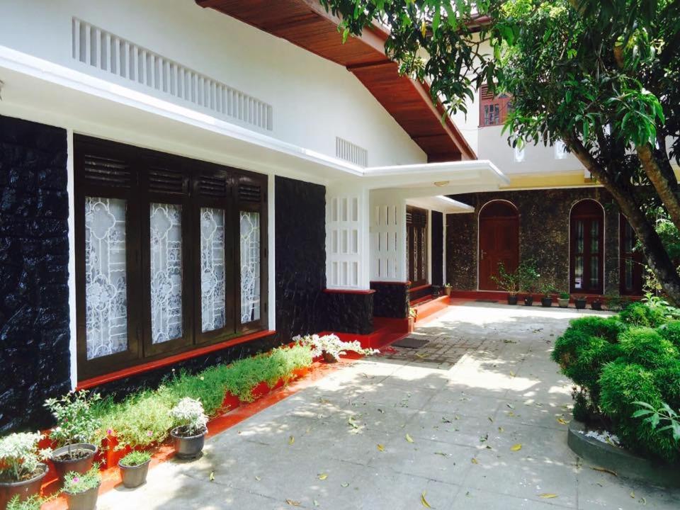 Jayalath Homestay and Apartments في غالي: ساحة منزل مع مبنى