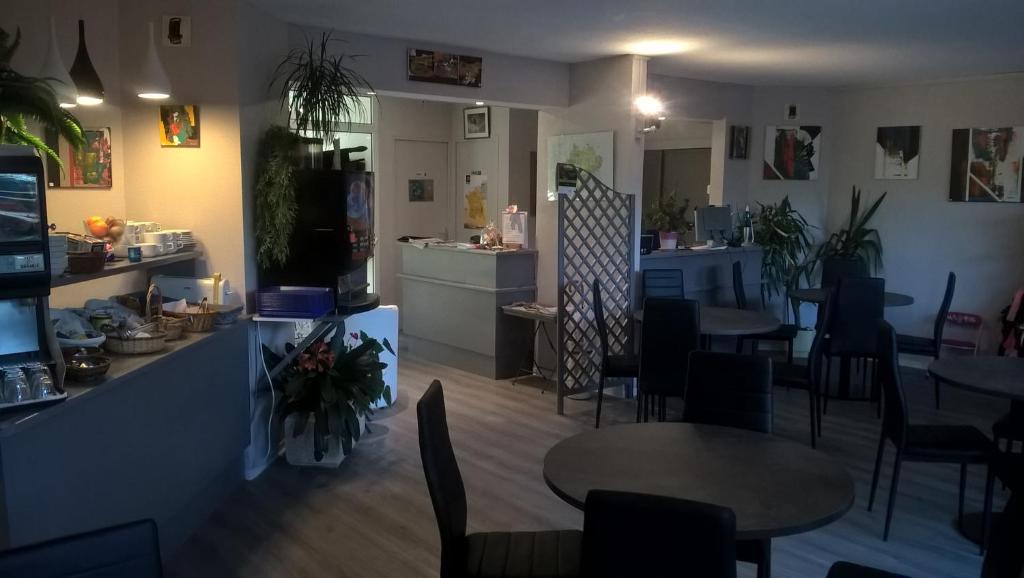 Un restaurante u otro lugar para comer en Riv'Hotel