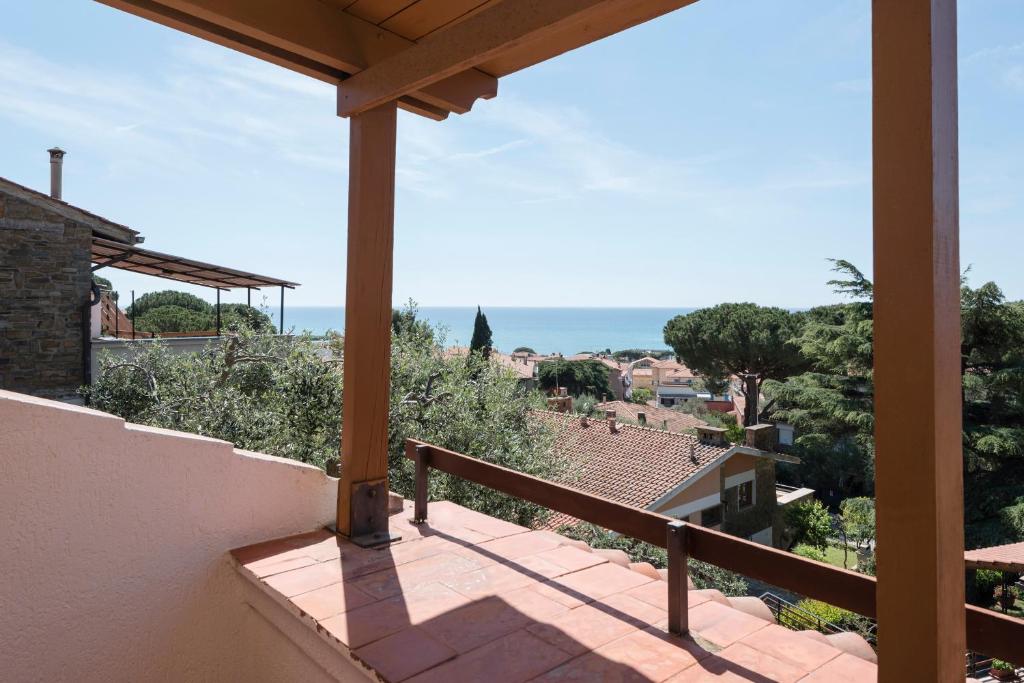 un balcone di una casa con vista sull'oceano di Villa con Terrazza Vista Mare a Castiglione della Pescaia