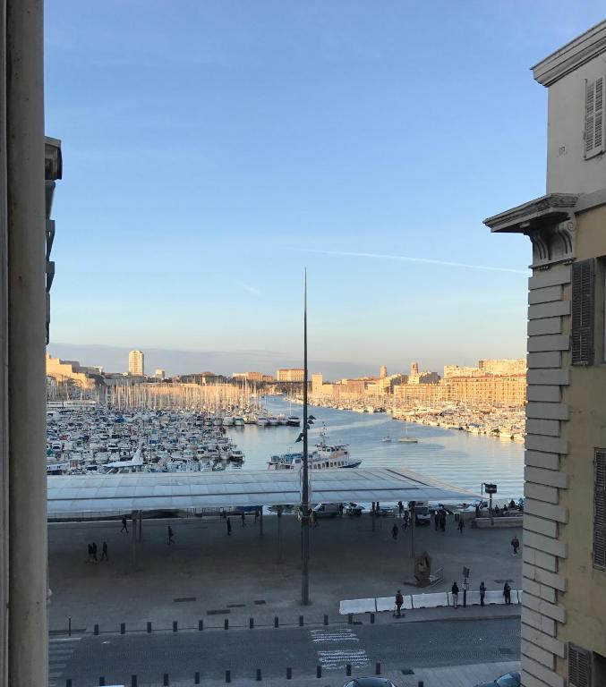 - une vue sur le port de plaisance depuis un bâtiment dans l'établissement Le Luciole, à Marseille