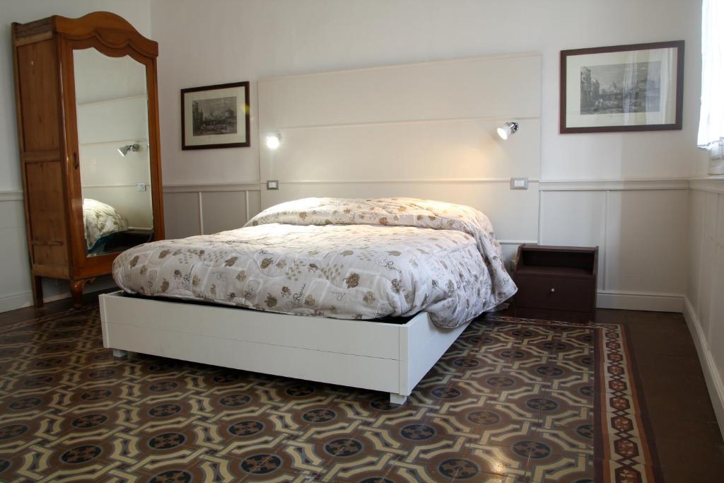 una camera con letto e specchio di Max Apartment a Verona