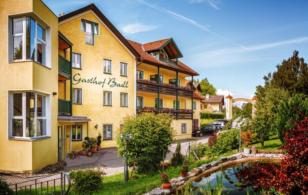 un edificio con un río delante de él en Gasthof Badl - Bed & Breakfast, en Hall in Tirol